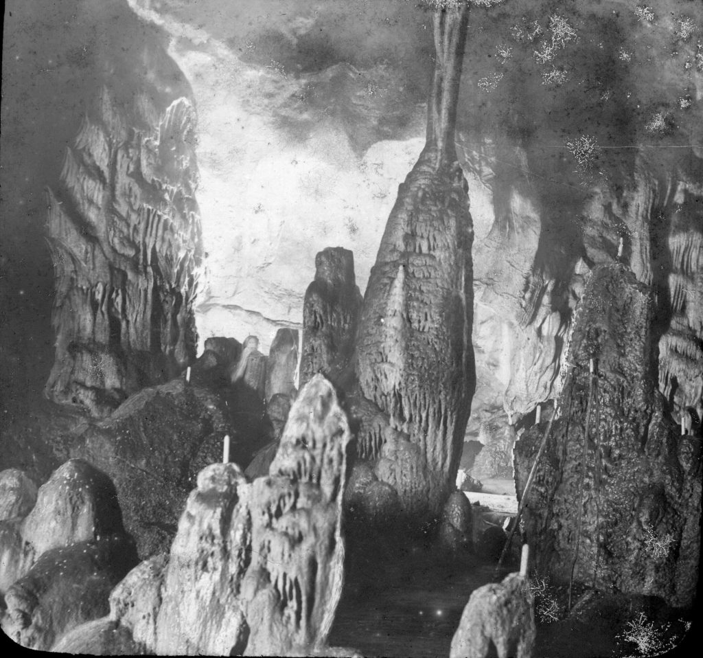 Photo noire et blanc de la grotte de gargas.