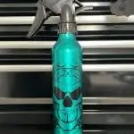Bouteille de spray désinfectant. Crazy skull tattoo tatoueur à Poitiers.