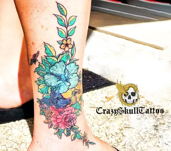 Tatouage floral sur cheville fait par Crazy skull tattoo tatoueur à Poitiers.