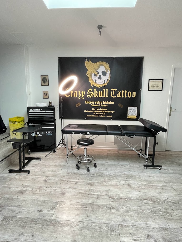 Photo de l'espace de travail du tatoueur crazyskulltattoo dans son salon Ink's Awakening.
