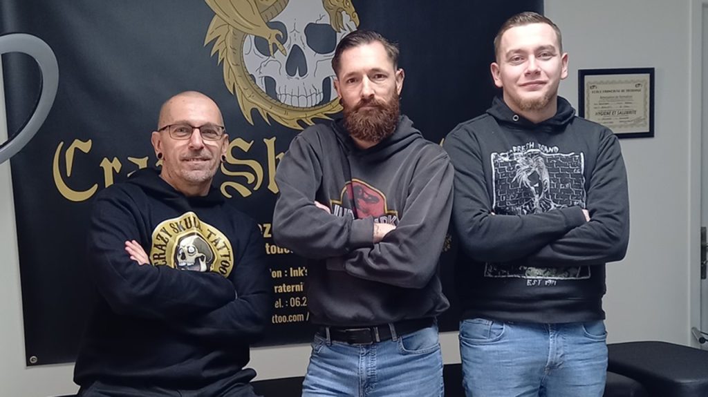 Photo de Crazyskulltattoo, Grimgortattoo et leur apprenti.