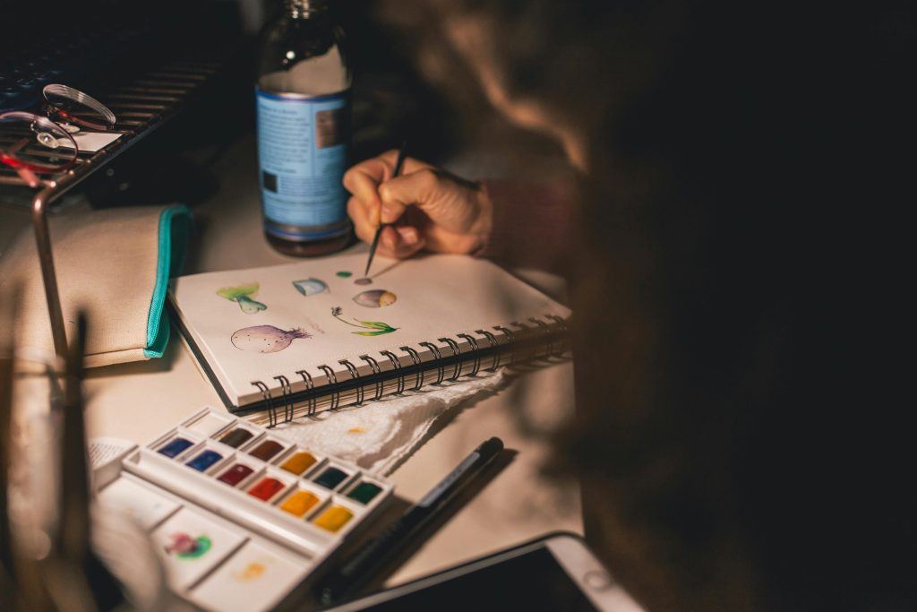 Photo d'un artiste en train de réaliser une illustration.