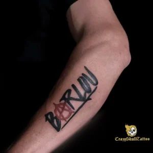 Tatouage avant bras du mot Barlou tatoué par Crazyskulltattoo tatoueur à Poitiers