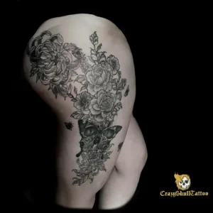 Tatouage d'une composition florale sur la cuisse par Crazyskulltattoo tatoueur à Poitiers