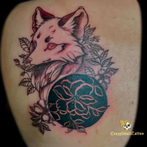 Composition florale avec un renard par Crazyskulltattoo tatoueur à Poitiers