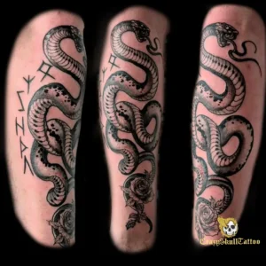 Tatouage d'un serpent ondulant le long d'un avant bras par Crazyskulltattoo tatoueur à Poitiers